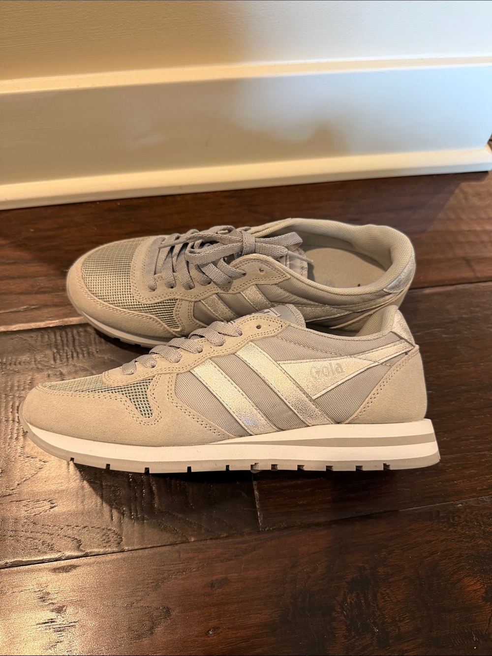 New with tags. Gola Daytona mirror sneaker in light gray/silver - Picture 3 of 5